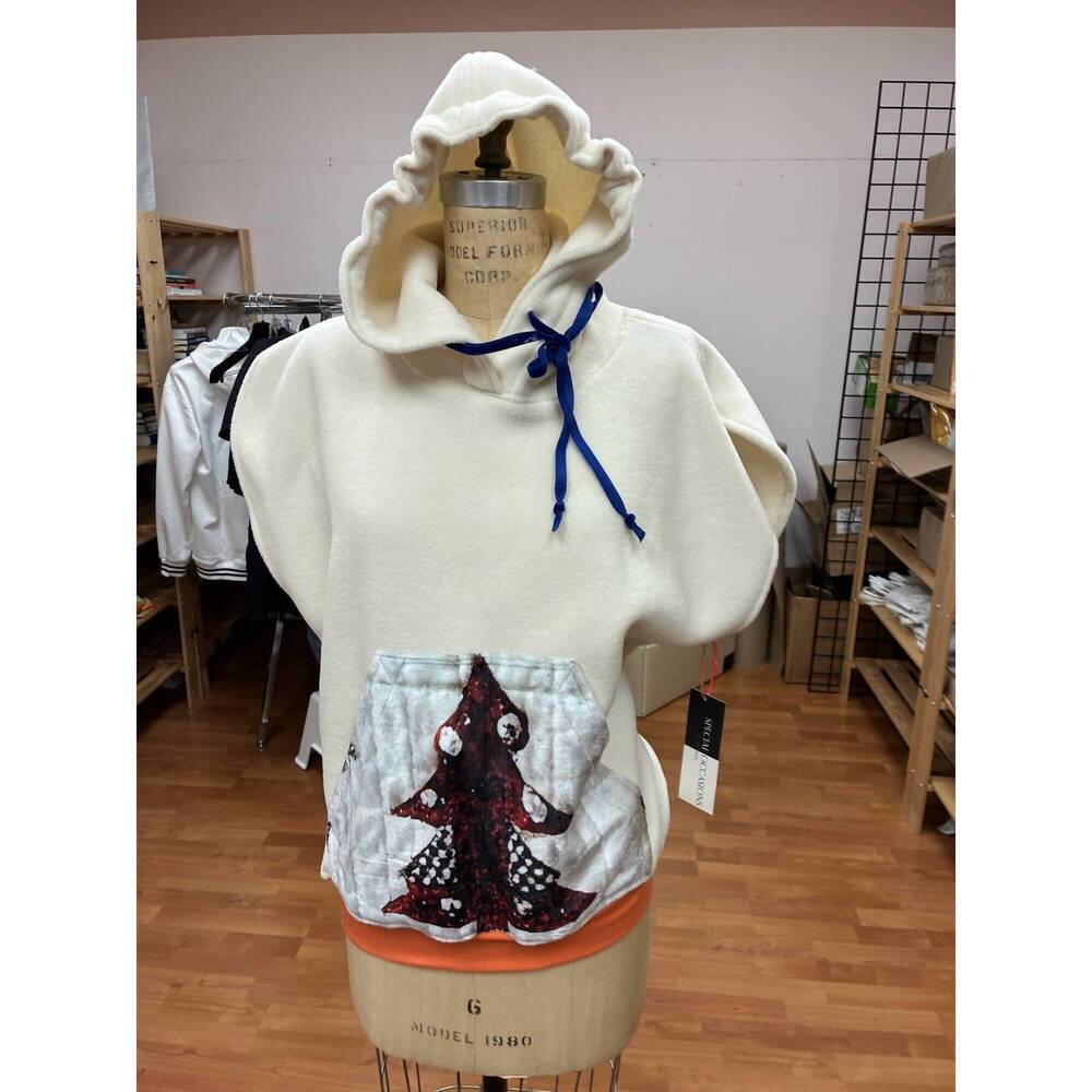 NEW QUIET LUXURY unisex - fleece hoodie with christmas print in ivory multi